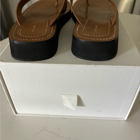 The Row Ginza Flip-Flop Smooth Calfskin Sandals - Picture 6 of 16